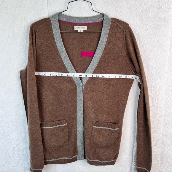 Label + thread Brown 100% Cashmere Cardigan Size Medium - Picture 5 of 7